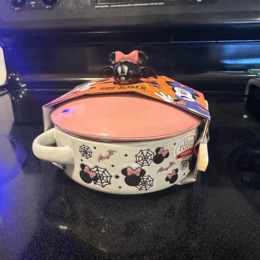 Disney Minnie Mouse Brie Baker